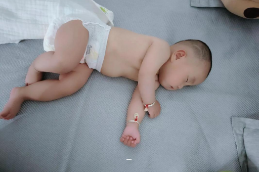 代怀包生男孩医院宝宝脚心出汗怎么回事